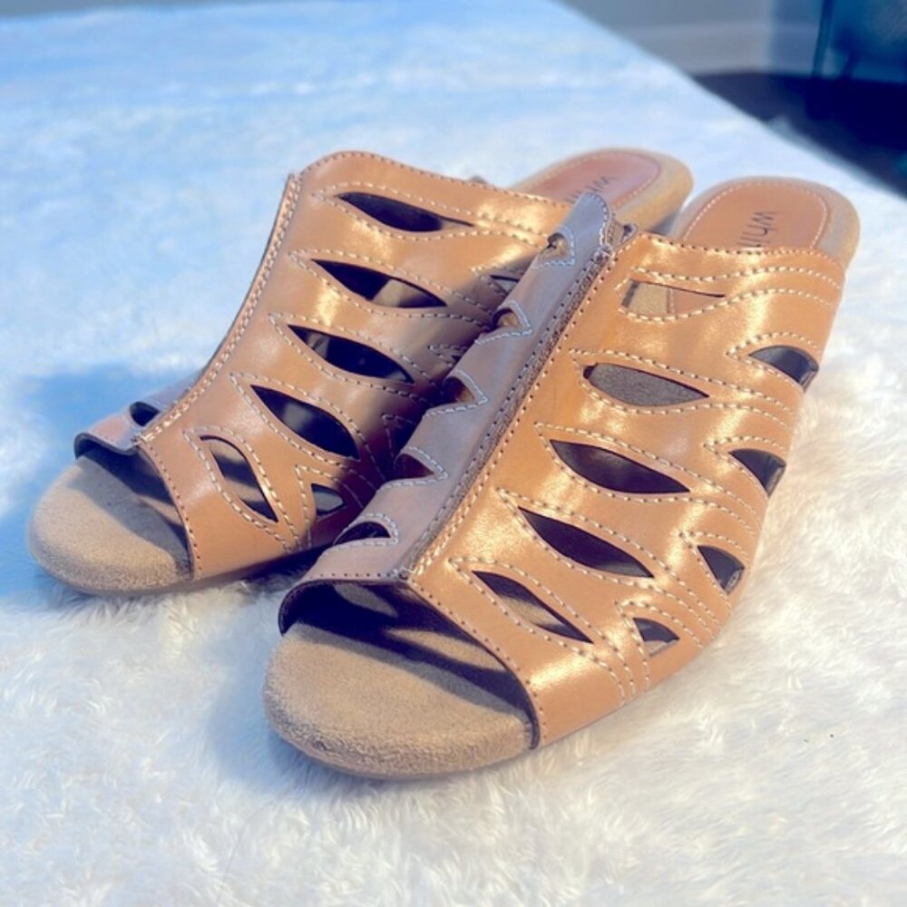 White Mountain Sz 9 sporty casual Tan Mile Slip on Sandal 2.5” NWOT